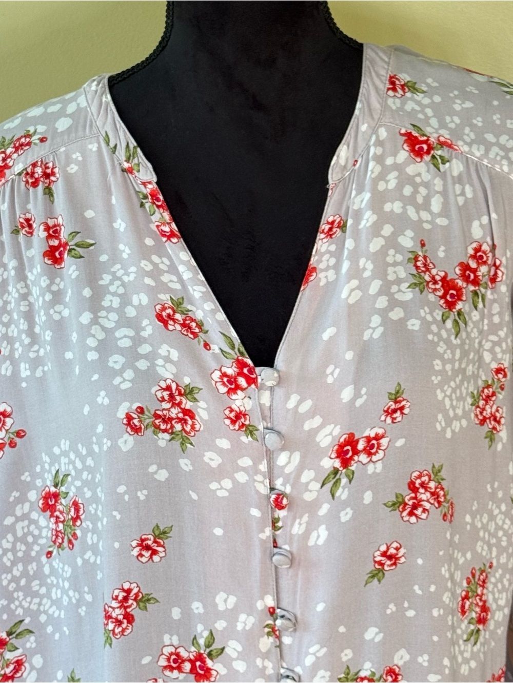 Torrid Women's Blouse Grey with Red Flowers & White Polka Dots Torrid Size 3 - Picture 3 of 13